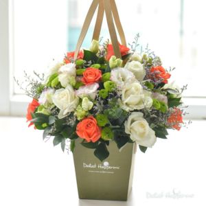 LALA LAND
- Rose Sputnik - 10 cành
- Rose Avalanche - 10 cành
- Cát tường trắng viền hồng - 5 cành
- Cúc nhánh xanh - 5 cành
- Lá chanh - 10 cành
- Giỏ giấy vuông