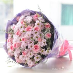TÌNH YÊU NGỌT NGÀO
- Rose Baby Love/ Avalanche - 20 cành
- Cúc nhánh hồng - 10 cành
- Sao tím - 1 bó
- Lan chi - 1 bó
- Giấy báo trái tim tím
- Giấy kiếng
- Nơ