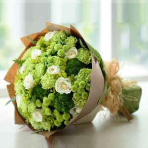Nếu bạn chưa bao giờ tin rằng, có thể ôm được những khoảng trời xanh ngắt bình yên và thơ mộng vào lòng mình thì bó hoa MÀU XANH MÊ HOẶC sẽ khiến bạn tin điều đó.