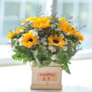 Như tên gọi của mình, những đóa hướng dương luôn hướng về ánh mặt trời, yêu đời và mãi tươi trẻ, thế nên giỏ hoa gửi gắm lời khen tặng hay ngầm chúc cho những người phụ nữ bạn yêu luôn giữ được NỤ CƯỜI RẠNG RỠ trên môi.