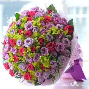 Một lời tỏ tình lộng lẫy được kết hợp từ hàng trăm đóa hồng xinh đẹp, rực rỡ bùng cháy như tình cảm nồng nàn, đầy nhiệt huyết thay cho NGÀN LỜI YÊU THƯƠNG của con tim yêu sôi nổi.