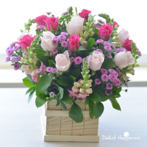 Dễ thương, đáng yêu với màu hồng tinh tế, cùng sắc tím mộng mơ, lẵng hoa là nét đẹp được vẽ nên từ những GIẤC MƠ NGỌT NGÀO của đôi lứa yêu nhau.