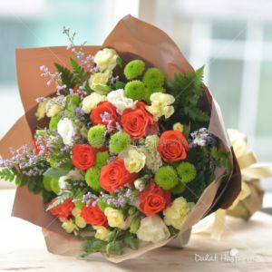 Rực rỡ, cuốn hút và đầy bí ẩn như tình yêu ta dành cho nhau – đó chính là thông điệp bó hoa TRAO NHAU NỒNG NÀN muốn gửi gắm để bạn tặng cho một nửa của mình trong những dịp đặc biệt.