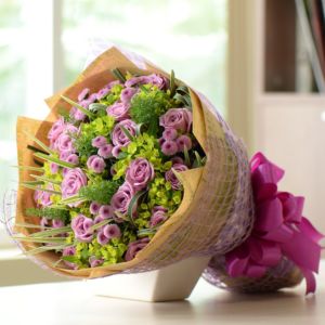 Mang tới từ cánh đồng của chúng tôi ở Đà Lạt, những bông hoa tươi tắn này sẽ gợi nên kỷ niệm ngọt ngào về những ngày tháng tươi đẹp của bạn với người thân, cũng như thể hiện lòng biết ơn của bạn khi có những người mình yêu quý trong cuộc đời.