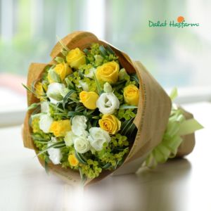 Chia sẻ niềm vui rạng ngời của người thân với sắc màu tươi sáng của hồng vàng, cát tường trắng xen lẫn sao biển. Đây là món quà gởi gắm lời chúc mừng hướng đến những CHÂN TRỜI TƯƠI SÁNG phía trước.