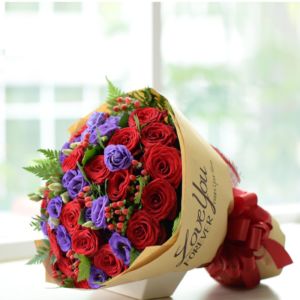 Không một ngôn ngữ nào có thể diễn tả trọn vẹn ngôn ngữ của trái tim bằng những bông hồng đỏ. LOVE YOU FOREVER với những đóa Red Naomi đỏ thắm, quyến rũ và đầy mê hoặc kết hợp cùng màu tím nồng nàn tạo nên một bó hoa ấn tượng .