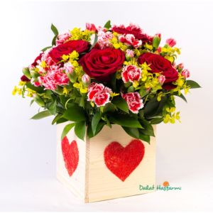 Khi yêu, trái tim ta luôn nồng nàn, cháy bỏng và ấp ủ những ước mơ tươi đẹp về một tương lai hạnh phúc. Những trái tim yêu với sắc đỏ huyền bí của Red Naomi hòa quyện bên những bông hoa cẩm chướng xinh xắn được đặt trên chiếc hộp gỗ trang trí tinh tế mang đến tổng thể hài hòa, đẹp mắt.